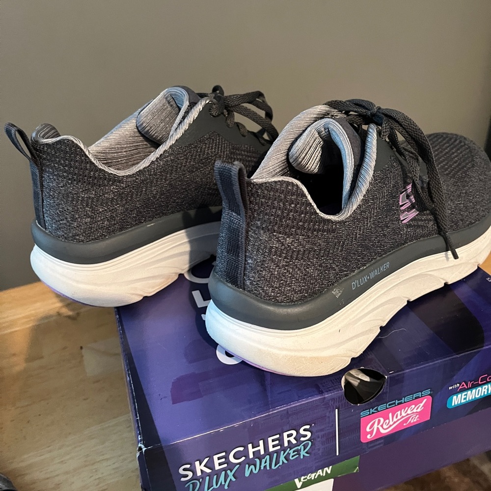 Size 8 medium Skechers D’Lux Walker with air-cooled memory foam - Picture 4 of 7